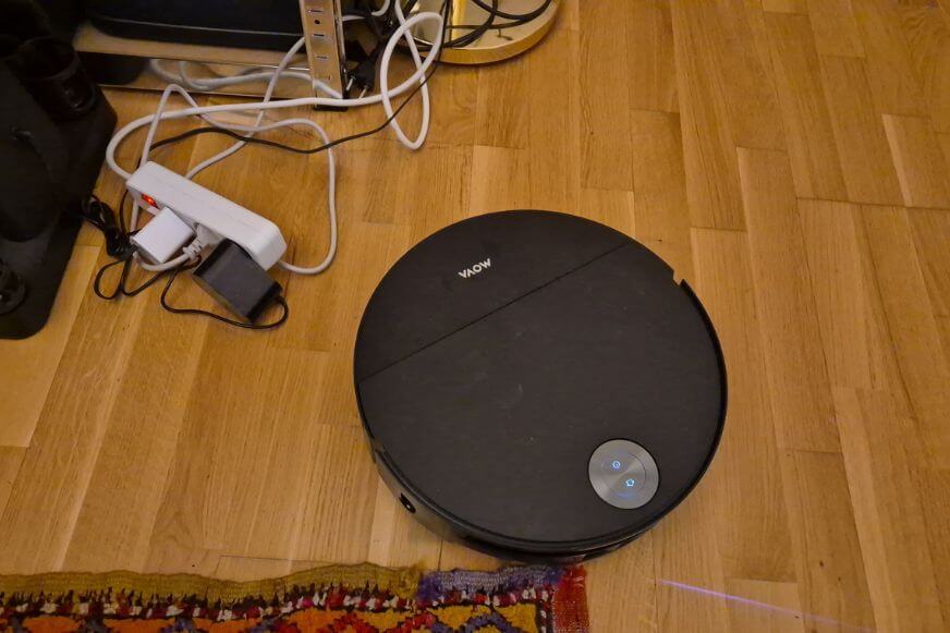 MOVA S70 Roller Saugroboter auf dem Boden mit einem Kabel als Hindernis davor